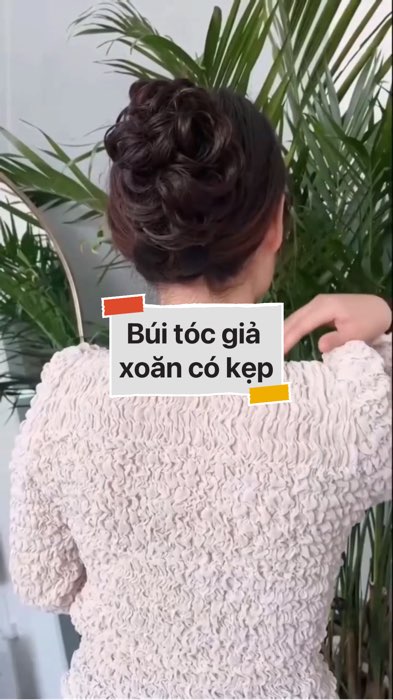 Búi tóc giả xoăn có kẹp #VideohangThoiTrang#shopeestyle#ShopeeVideo#ShopeeCreator#LuotVuiMuaLien#KOLUyTin #diumi152