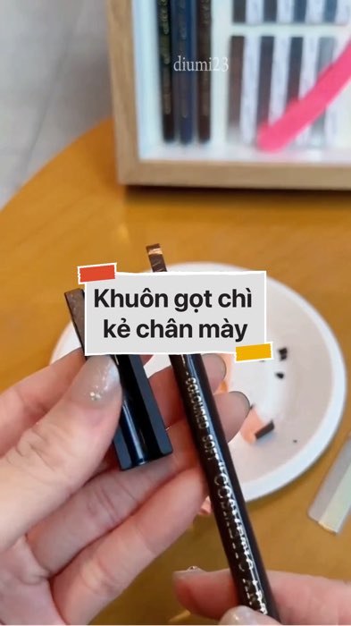 ￼Khuôn gọt chì kẻ chân mày #VideohangLamDep#shopeestyle#ShopeeVideo#ShopeeCreator #LuotVuiMuaLien#KOLUyTin#Videomuasam #SandealcungKOL #diumi795