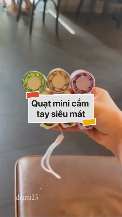 Quạt mini cầm tay siêu mát #VideohangDienTu#shopeestyle#ShopeeVideo#ShopeeCreator #LuotVuiMuaLien#KOLUyTin#Videomuasam #SandealcungKOL #diumi690